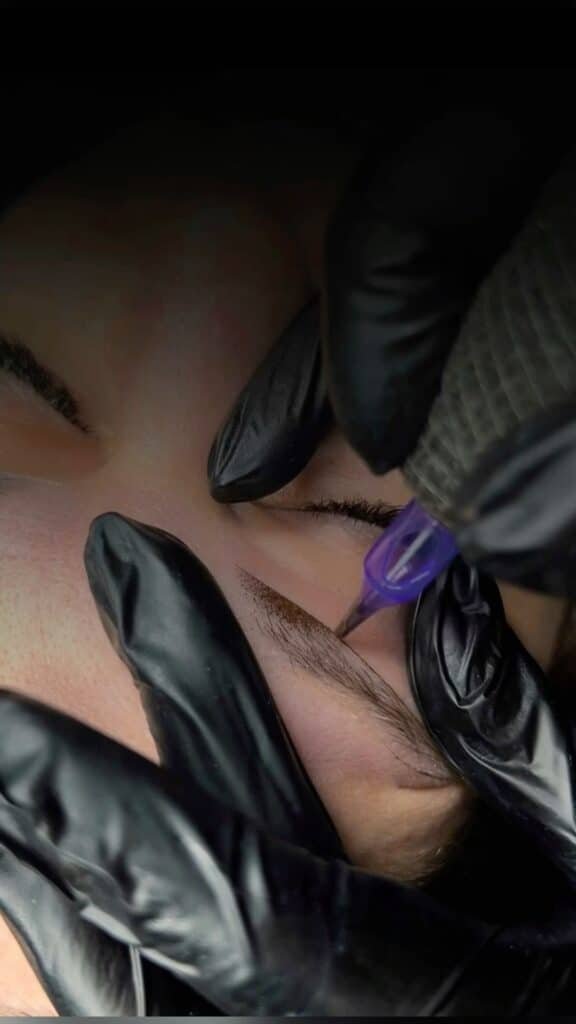 Primer plano de unas cejas tratadas con micropigmentación, microblading y microshading, mostrando el resultado natural y definido del maquillaje semipermanente.