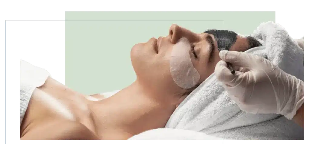Mujer relajada recibiendo un tratamiento facial profesional en Hunter Beauty Bar en Aravaca Madrid
