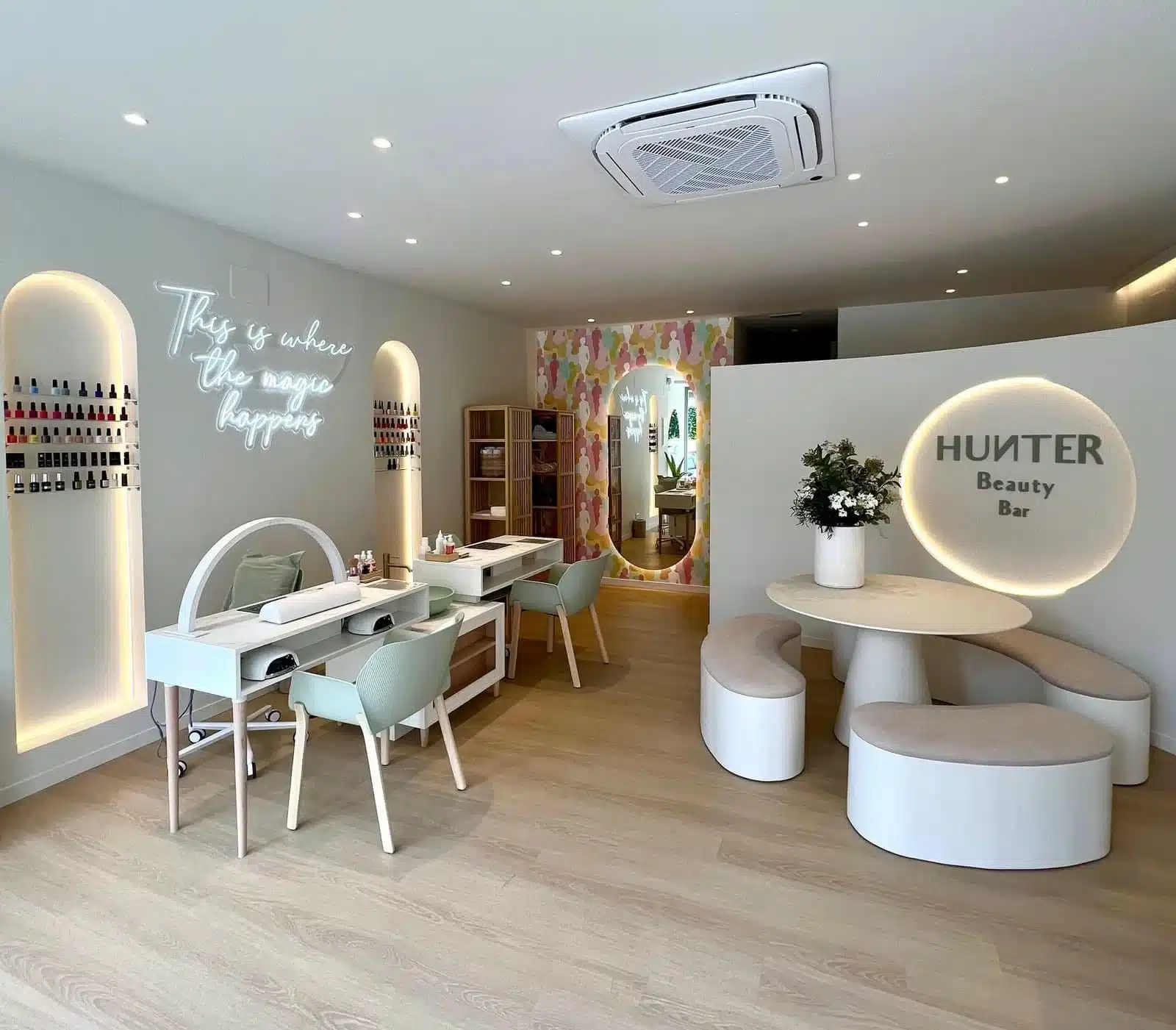 Interior de Hunter Beauty, un ambiente relajante y acogedor para tus tratamientos de belleza y bienestar.