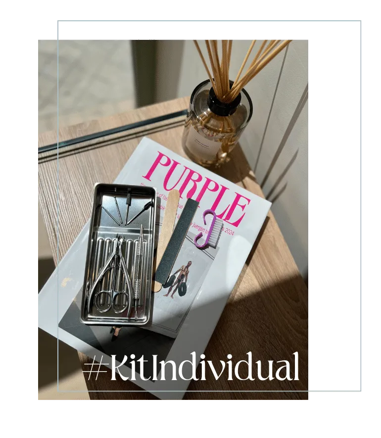 Kit individual de herramientas selladas con instrumental estéril, mostrando el protocolo de higiene en Hunter Beauty Bar.