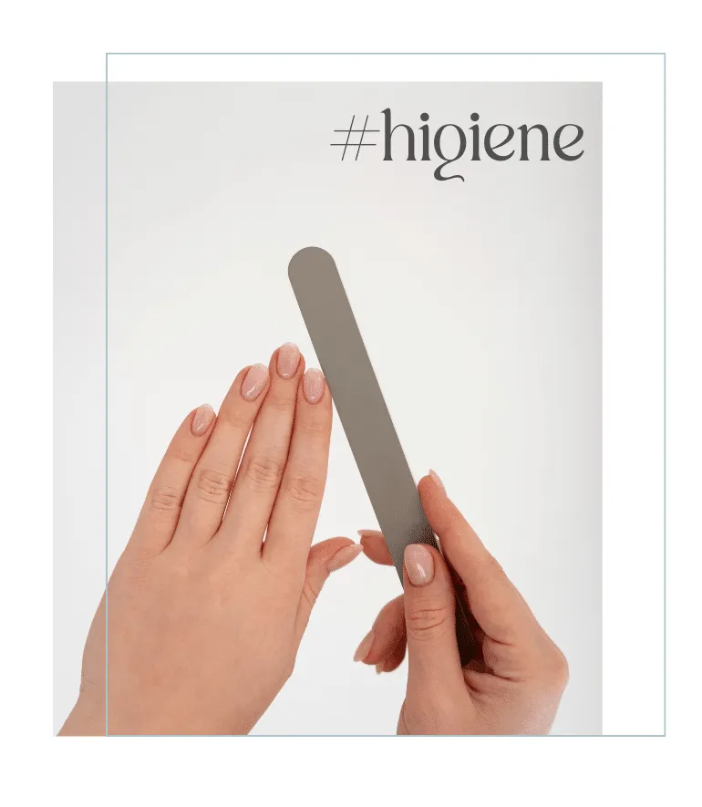 Mano sosteniendo limas de uñas desechables con el hashtag #higiene, mostrando el compromiso de Hunter Beauty Bar con la limpieza.