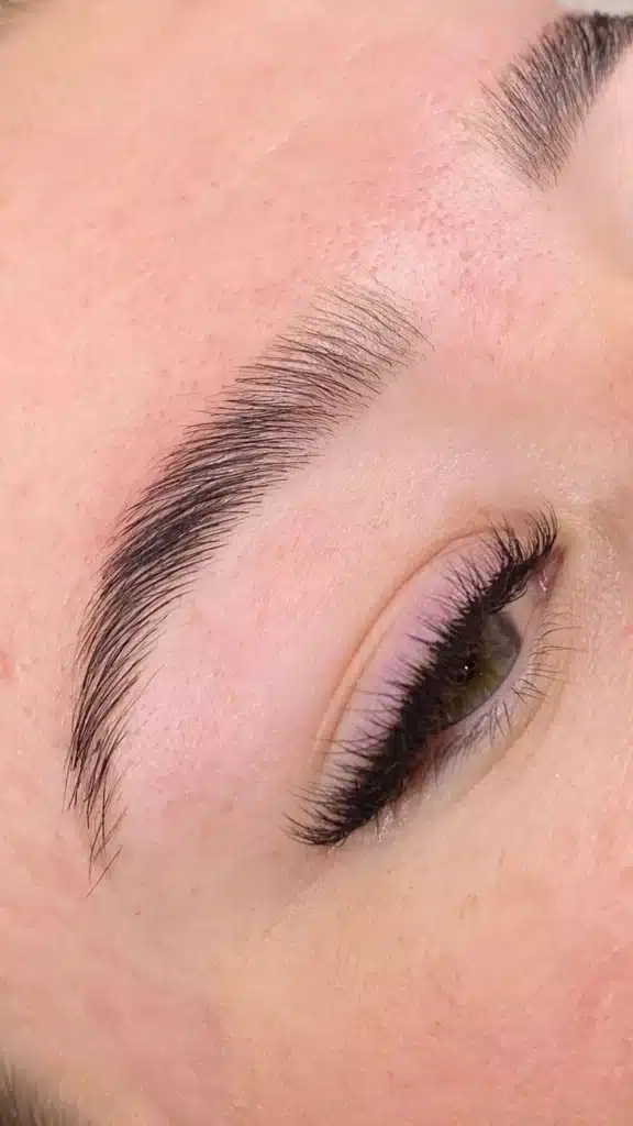 Primer plano de una ceja perfectamente laminada y diseñada por las especialistas de Hunter Beauty Bar, centro de estética cerca de Pozuelo.