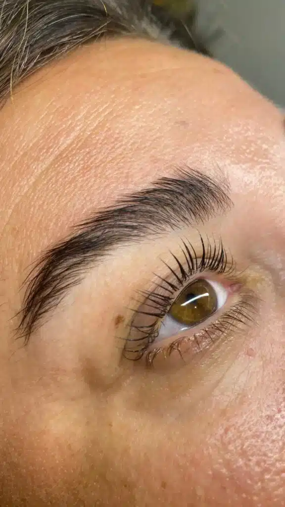Detalle del resultado de un lifting de pestañas que muestra la curvatura y definición logradas en Hunter Beauty Bar.