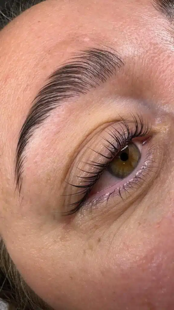 Primer plano de cejas laminadas y lifting de pestañas, un tratamiento de diseño de mirada realizado en nuestro centro de belleza en aravaca cerca de Pozuelo de Alarcón.