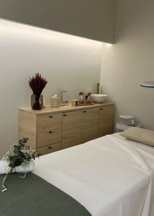 Cabina de Tratamientos de Belleza Hunter Beauty Bar Aravaca Cabina de tratamiento facial y corporal en Hunter Beauty Bar, un espacio limpio y relajante para tu cuidado personal.