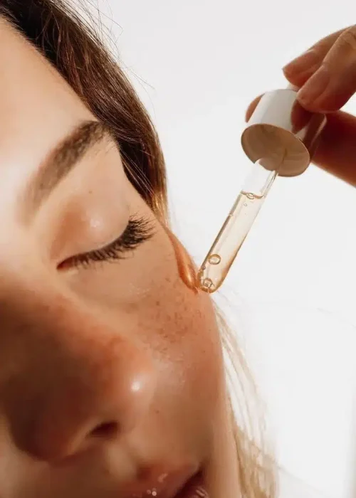 Aplicación de suero en tratamiento facial profesional en Hunter Beauty Bar