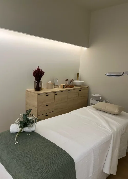 Hunter Beauty Bar | Cabina de Tratamientos de Belleza Cabina de tratamiento facial y corporal en Hunter Beauty Bar, un espacio limpio y relajante para tu cuidado personal.