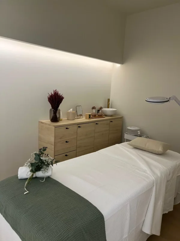 Hunter Beauty Bar | Cabina de Tratamientos de Belleza Cabina de tratamiento facial y corporal en Hunter Beauty Bar, un espacio limpio y relajante para tu cuidado personal.