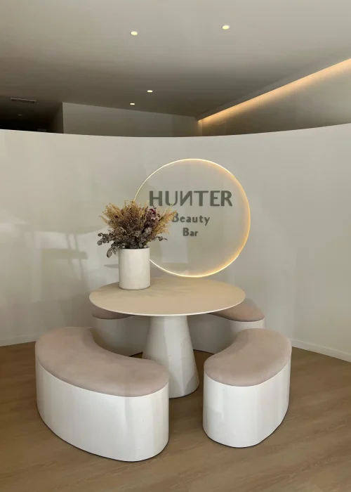 Bienvenida a Hunter Beauty Bar | Tu Centro de Belleza Moderno en Aravaca Espacio para beauty parties en Hunter Beauty Bar en Aravaca, un centro de belleza ideal para celebrar un cumpleaños o un plan de amigas con un diseño exclusivo.