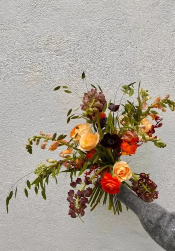 Ramo de flores de novia y detalles de manicura para bodas en Pozuelo