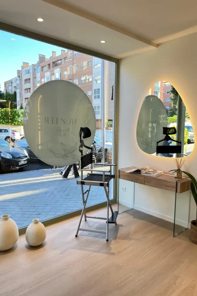 servicio-maquillaje-profesional-hunter-beauty-bar-aravaca Puesto de maquillaje profesional en Hunter Beauty Bar, Aravaca, equipado con silla de maquillador y un espejo con iluminación para servicios de maquillaje de novia y eventos sociales.